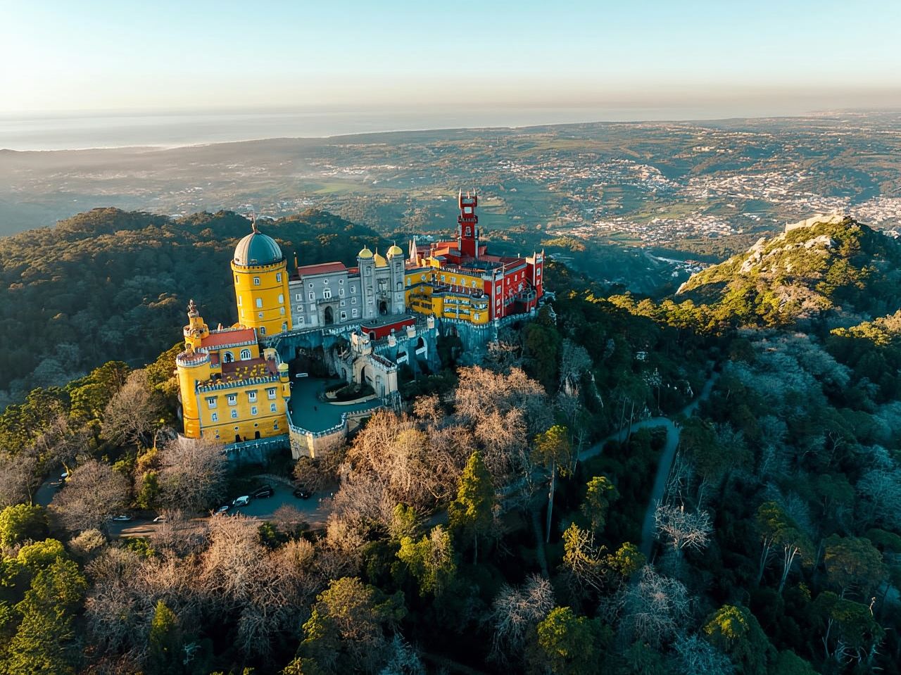 Sintra y Cascais: Excursión de un día con entradas al Palacio de Pena