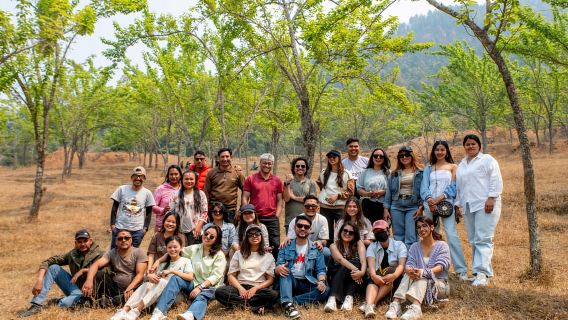 Katmandou : excursion d'une journée à Chitlang, dégustation de vins et courte randonnée