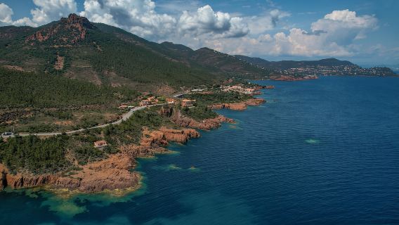 Tamasya katamaran di Estérel