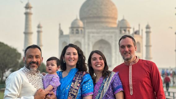 Tour privato di un giorno al Taj Mahal e alla città di Agra in auto con aria condizionata - tutto incluso