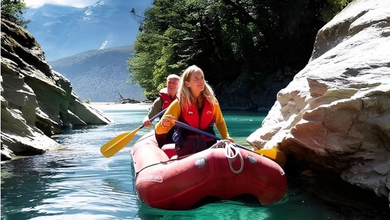 Viaje por la Isla Sur de Nueva Zelanda: Excursión Funyak desde Queenstown hasta Glenorchy con experiencia en lancha y canoa y picnic especial