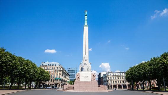 Riga: Architecture and Districts Bicycle Sightseeing Tour
