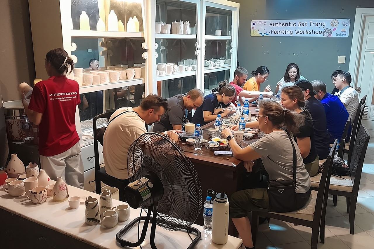 Laboratorio di pittura su ceramica di 2,5 ore nel quartiere vecchio di Hanoi
