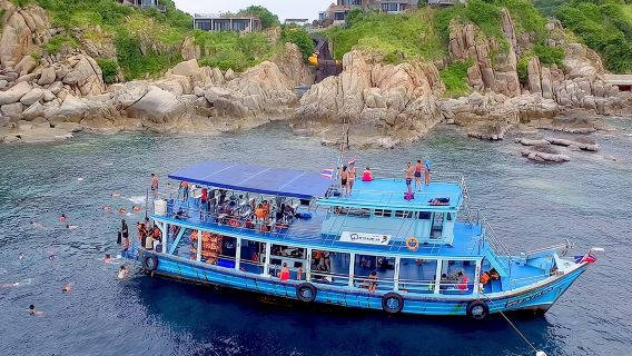 Snorkel Tour to Koh Nangyuan and the hidden bays of Koh Tao onboard the Oxygen