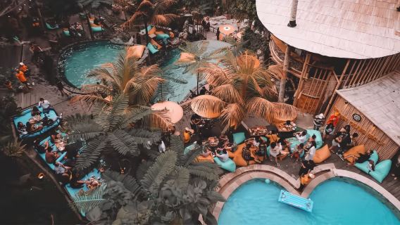 ทัวร์ชมโลมา บาหลี ที่โลวินาพร้อมชมพระอาทิตย์ขึ้น [ตัวเลือก C: ชมโลมา + คลับลับของคนดังทางอินเทอร์เน็ต