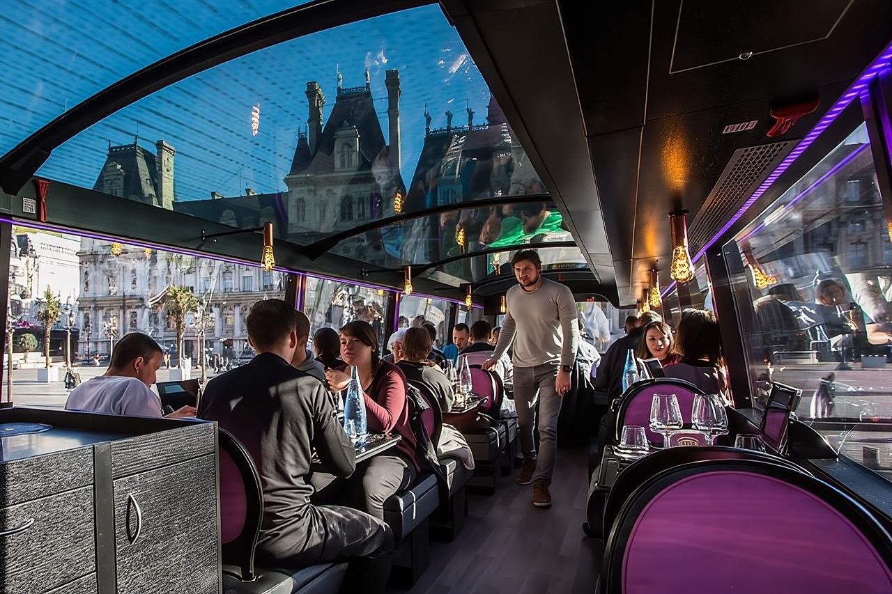 Champs-Elysées Lunch and Champagne on a Panoramic Bus