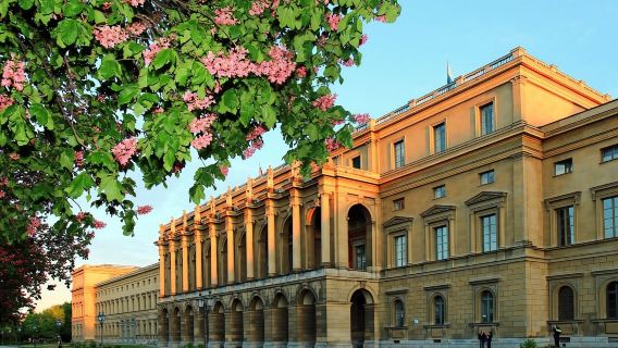 Munich Residence + Siegestor + Marienplatz + Hofbräuhaus 1-day tour