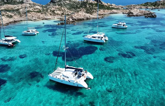 康尼利奧內出發的馬格達萊納群島之旅 - 舒適1號雙體船