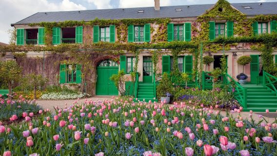 Versailles-Giverny Day Tour with Lunch at Moulin de Fourges