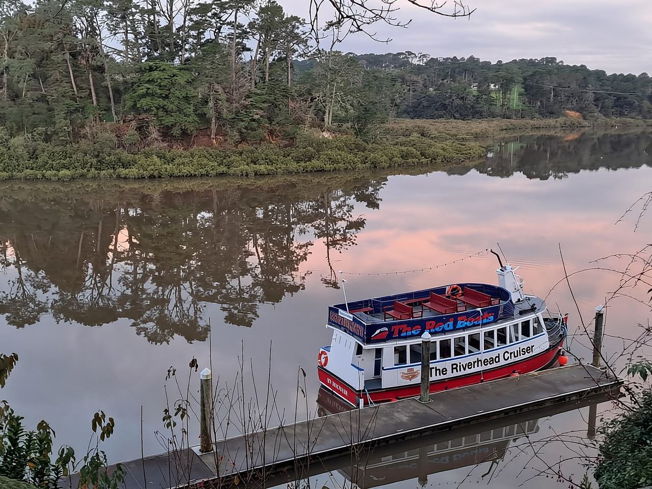 Auckland: Scenic Boat Cruise to the Riverhead Tavern