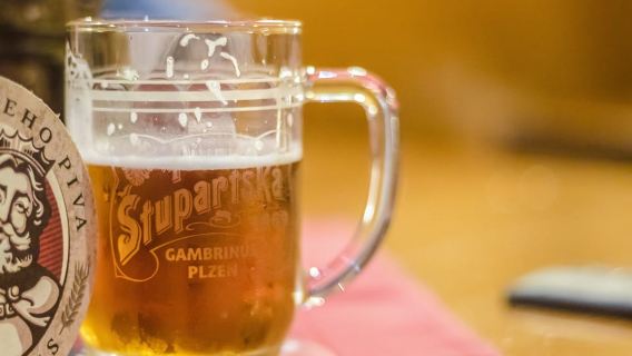 Praga: Recorrido cervecero legendario con cena