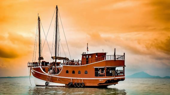 ทัวร์เรือใบแดงชมพระอาทิตย์ตกที่กระบี่ กลุ่มเล็ก/บาร์บีคิวอาหารทะเล/บริการรับส่ง/ดำน้ำตื้น