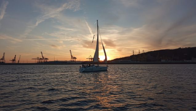 Barcelona: Sunset Live Sax and Sailing Experience with Tapas