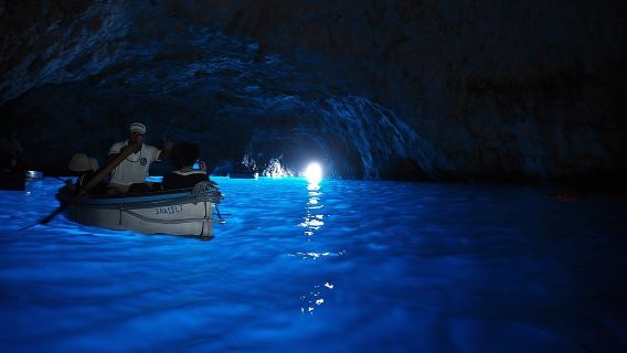 Escursione di un giorno in barca per piccoli gruppi alla Grotta Azzurra di Capri da Sorrento