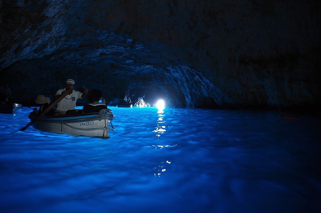 Escursione di un giorno in barca per piccoli gruppi alla Grotta Azzurra di Capri da Sorrento