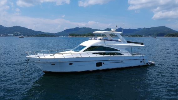 香港ヨットチャーター:誕生日、プロポーズ、ビジネス、チームビルディング、カラオケ、白ワイン、シャンパン付きビクトリアハーバーとラマ島クルーズに最適な70フィートヨットチャーター(15~30名様向け)