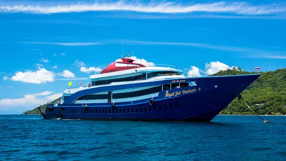 Biglietto per la barca da Phuket alle Isole Phi Phi - opzioni di trasferimento con motoscafo PP o nave grande per Ton Sai Bay o Laem Tong Beach a nord delle Isole Phi Phi, con scelta tra traghetto sola andata o andata e ritorno.