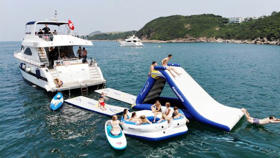 Noleggio yacht a Hong Kong: yacht di lusso da 68 piedi + pacchetto esclusivo all-inclusive per sport acquatici (include un'elica Seabob del valore di 9.000 NT$, un trampolino gigante di 5 metri e 6 attività acquatiche)
