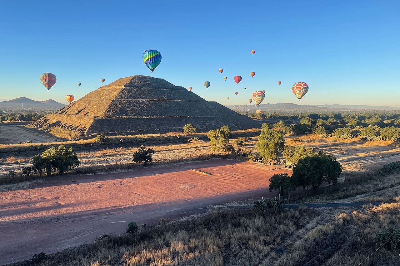 Sunrise Balloon Flight over Teotihuacan and Breakfast in Cueva