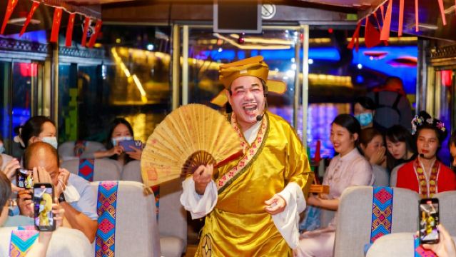 Guilin Night Tour: Four Lakes Cruise on Opera Boat with English Guide & Transfers