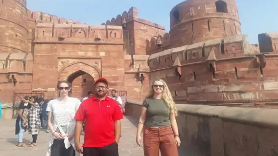 タージ・マハルへのオールインクルーシブ同日グループツアー