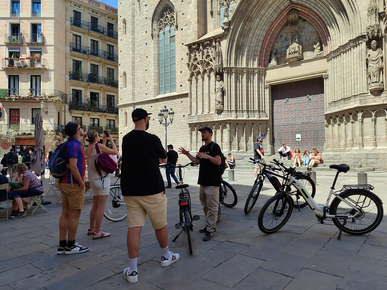 Barcellona: tour in bici o eBike, attrazioni principali e approfondimenti locali