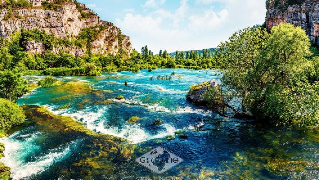 スプリトとトロギール発 クルカ滝日帰りツアー（ボート乗船付き）