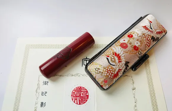 在鎌倉體驗製作屬於您自己的印章的活動。