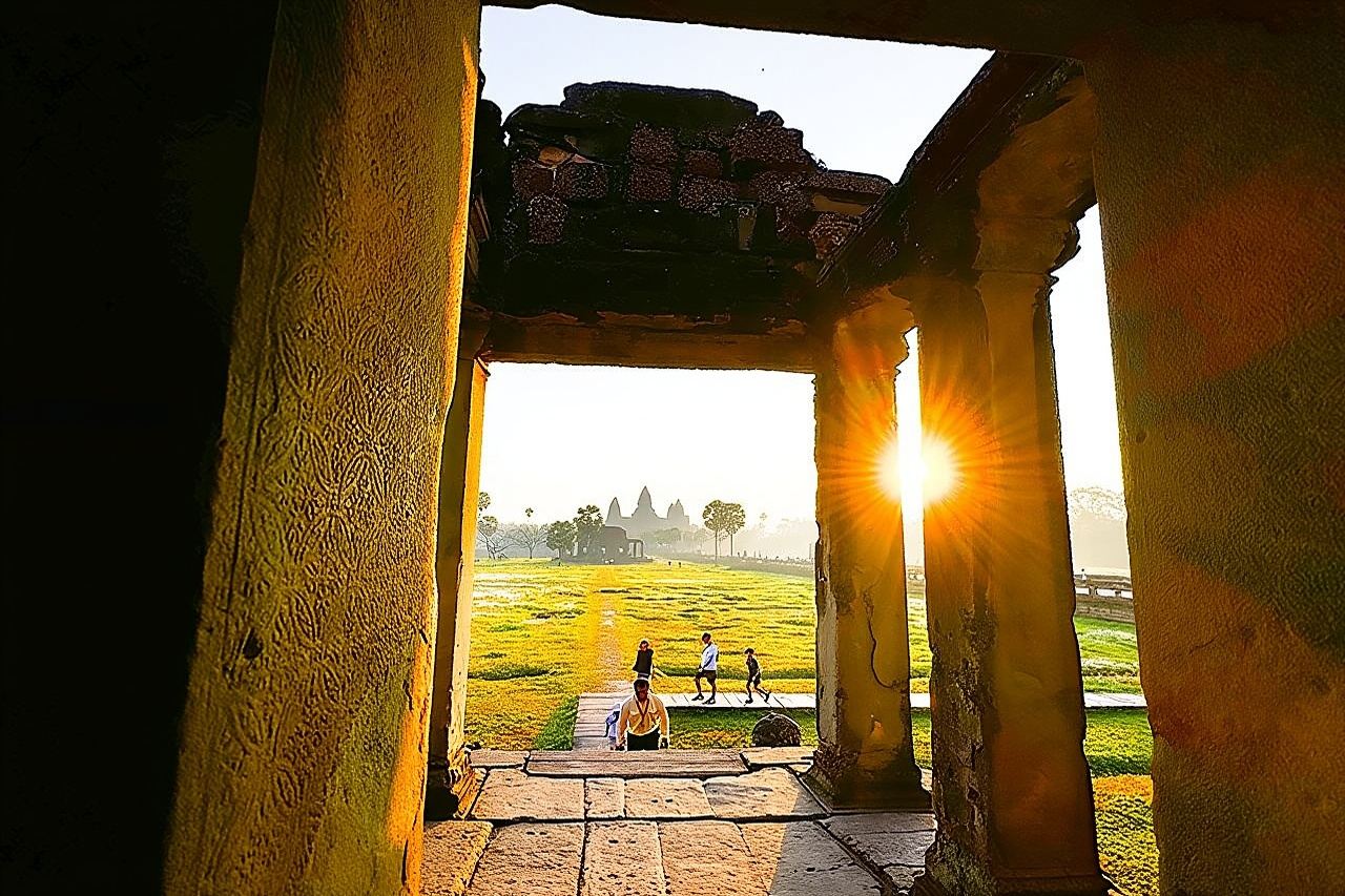 Small-Group Explore Angkor Wat Sunrise Tour with Guide