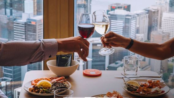 Esperienza culinaria per pranzo o cena al ristorante SkyFeast della Sydney Tower in Australia (posto a sedere vicino alla finestra opzionale + vista panoramica a 360 gradi + buffet)