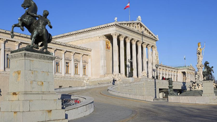 奧地利哈爾施塔特湖+聖沃夫岡+明信片觀景台+天主教維也納出發