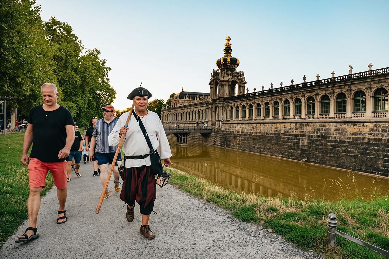 Dresden: Original Nachtwächter-Tour im Laternenlicht