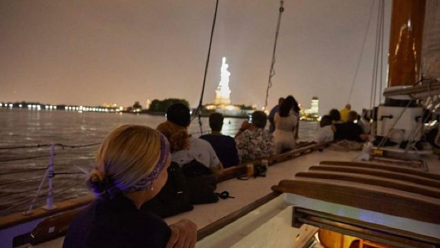 ล่องเรือใบชูเนอร์ชมแสงไฟเมืองนิวยอร์ก