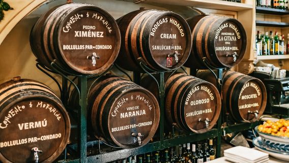 Siviglia: tour guidato a piedi tra tapas, taverne e storia