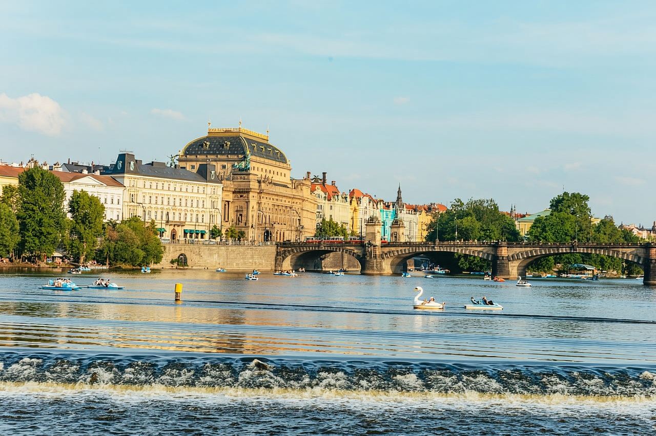 Prag: Nächtliche Moldau-Kreuzfahrt mit Buffet