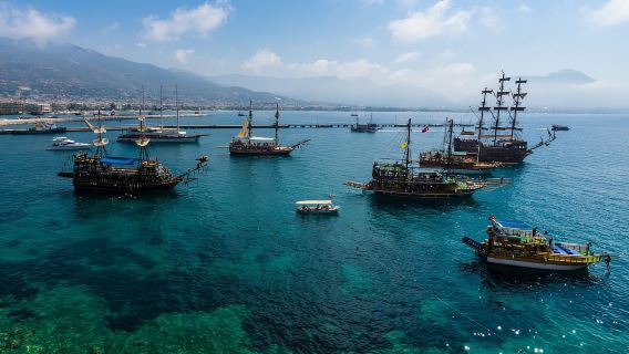 อลันยา: เรือโจรสลัดพร้อมบริการรับส่ง อาหารกลางวัน และเครื่องดื่มไม่มีแอลกอฮอล์