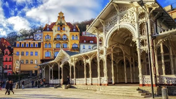 Prag Hin- und Rückfahrt: Geteilte Tour nach Karlsbad und Aussichtsturm Diana