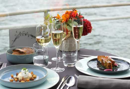 Paris: 3-Course-Dinner Cruise with Wine on the Seine River