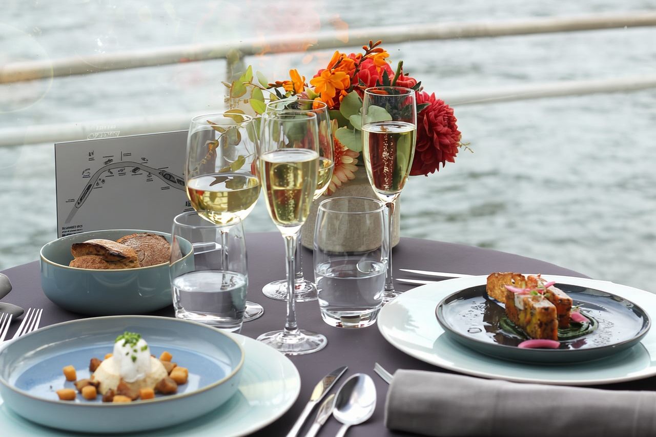 Paris: 3-Course-Dinner Cruise with Wine on the Seine River