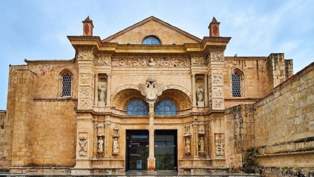 Toledo Cathedral + Consuegra Windmills + Alcázar of Toledo + Toledo TrainVision day tour