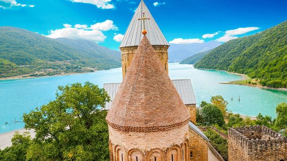 tour giornaliero intero a Gudauri e Ananuri, incluso il prelievo dall'hotel