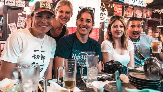 Recorrido a pie por la vida nocturna y la comida callejera de las callejuelas de Osaka