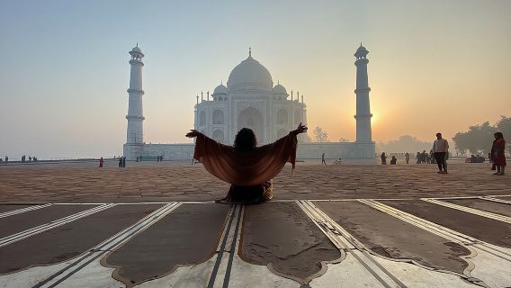 Taj Mahal skip the line luxury tour with guide