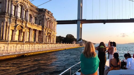 Crucero guiado al atardecer por el Bósforo en un yate de lujo - Crucero para grupos pequeños