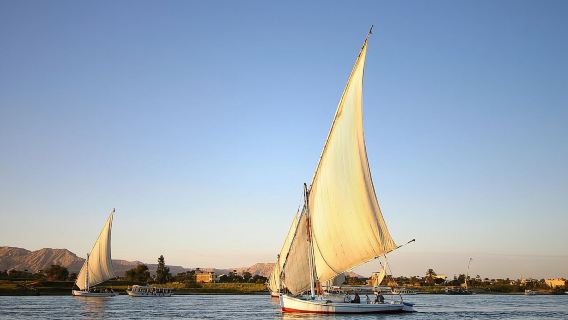 Perjalanan Felucca Pribadi Sungai Nil Luxor saat Matahari Terbenam