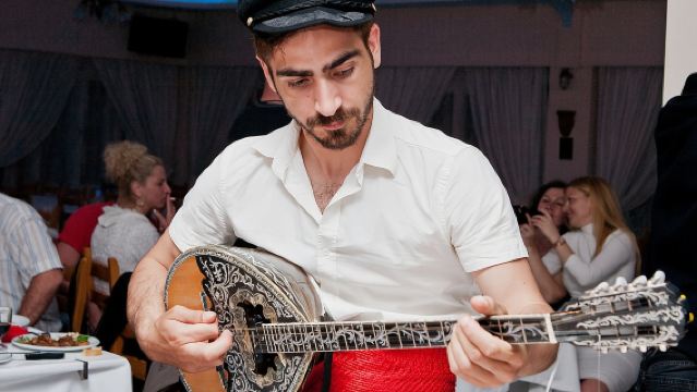 Traditionelle griechische Live-Musik- und Dinner-Show in Santorini