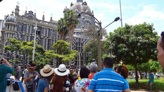 シティツアー + コミューン13 メデジン