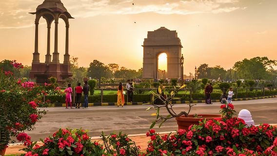 Delhi: Recorrido privado en coche por lugares espirituales con almuerzo y entrada