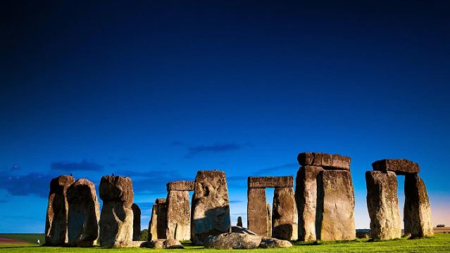 Explore Lacock and Bath with Lunch and a Choice of Windsor Castle or Stonehenge - Full Day Tour