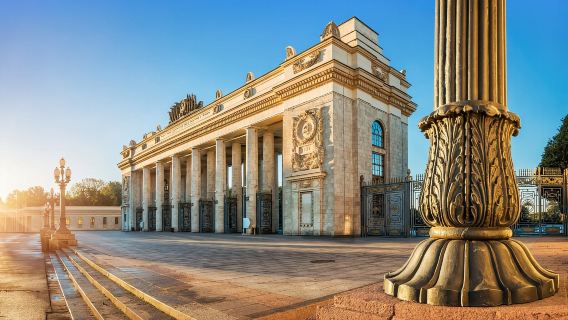 Russia Moscow private charter 1-day tour [Vorob'yevy gory + Moscow State University + Gorky Central Park of Culture and Leisure]